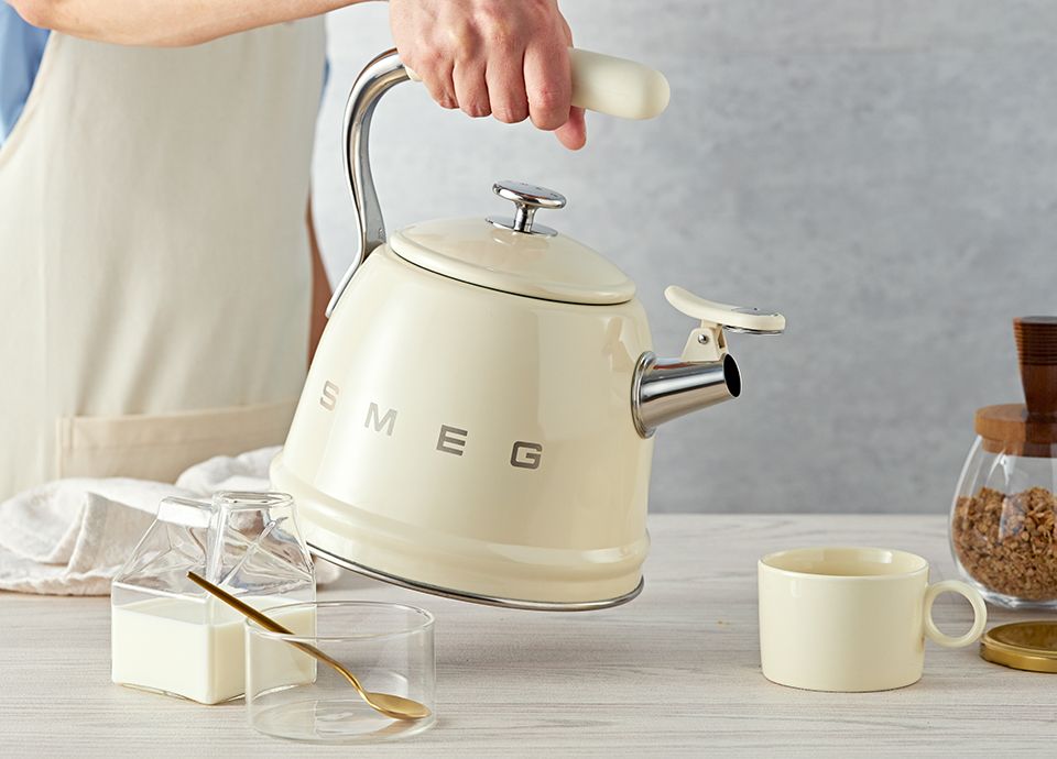 SMEG Whistling Kettles Vintage Basics For Modern Kitchens SMEG Whistling Kettles Vintage Basics For Modern Kitchens